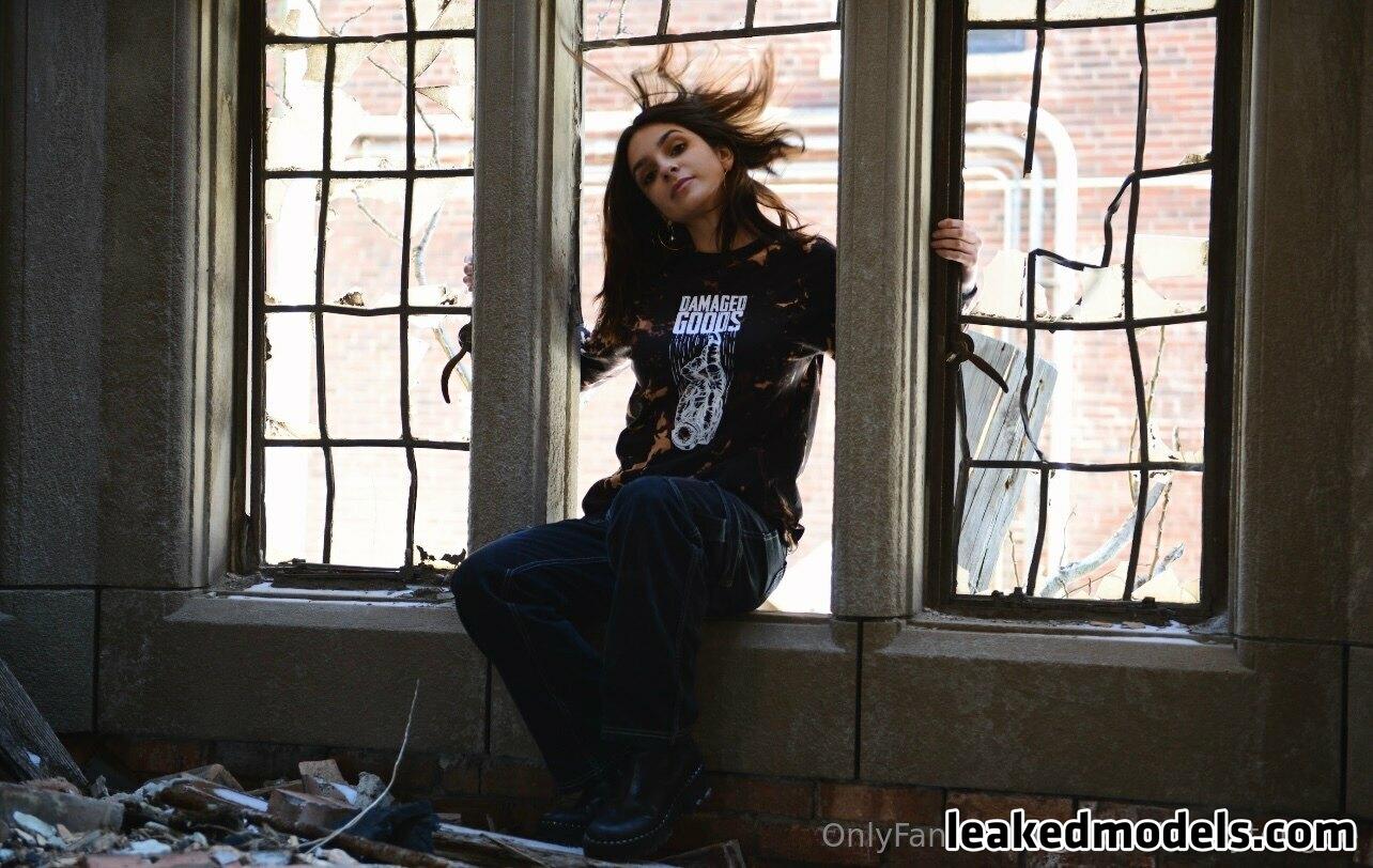 Goodwithmytongue Naked (11 Photos) – Leakedmodels