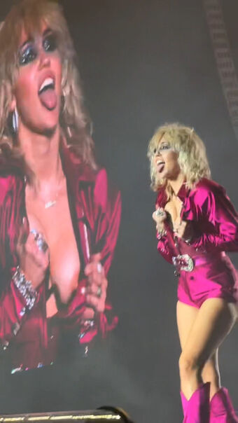 Miley Cyrus Nude Leaks OnlyFans Photo 137