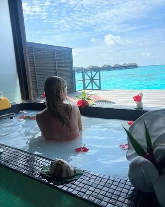 Laura Whitmore Nude Leaks OnlyFans Photo 5