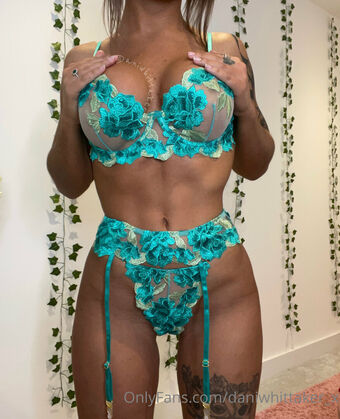 Dani Whittaker Nude Leaks OnlyFans Photo 9