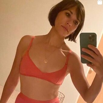Rashida Jones Nude Leaks OnlyFans Photo 17